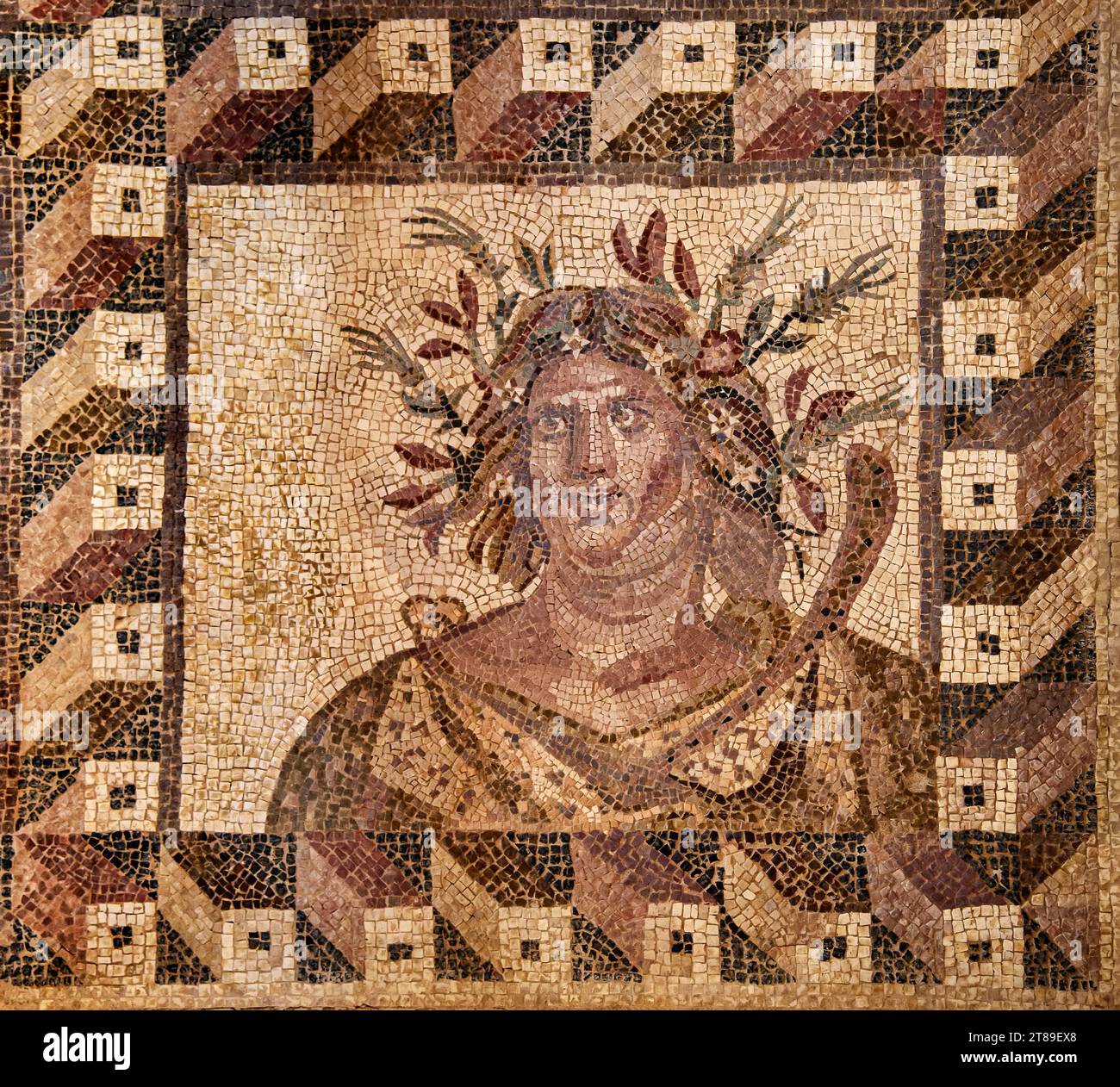 Antikes Mosaik mit einer Frühlingsbüste. Haus des Dionysos. Das Ende des 2. Jahrhunderts. Paphos Archäologischer Park, Zypern. Stockfoto