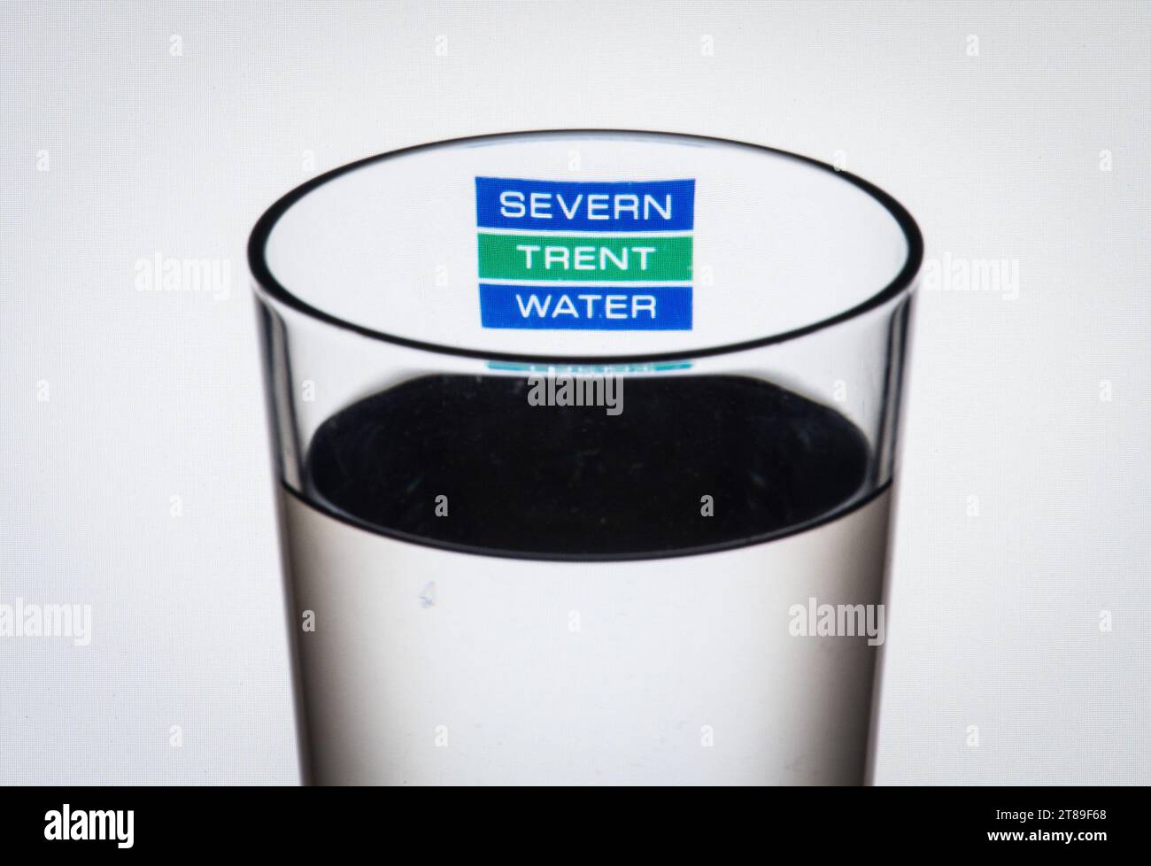 Undatiertes Aktenfoto des Logos der Wasserfirma Severn Trent Water durch ein Glas Wasser gesehen. Die Investoren haben Severn Trent in einer turbulenten Zeit für die Wasserwirtschaft unterstützt und werden sich freuen, wie es dem Unternehmen geht, da es diese Woche seine Ergebnisse für das erste Halbjahr meldet. Das Unternehmen hat einige der schlimmsten Auswirkungen einer kürzlich von OFWAT durchgeführten Überprüfung vermieden, da der gesamte Sektor wegen Verschmutzung der britischen Flüsse unter Beschuss geraten ist. Ausgabedatum: Sonntag, 19. November 2023. Stockfoto