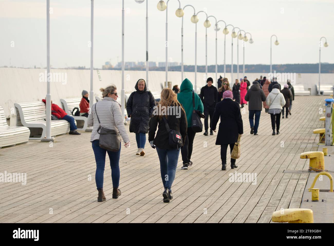 Außerhalb der Saison am Sopot Pier und Leute in Jacken gehen an einem kalten Wintertag in Sopot; Pommern; Polen; Europa; EU Stockfoto