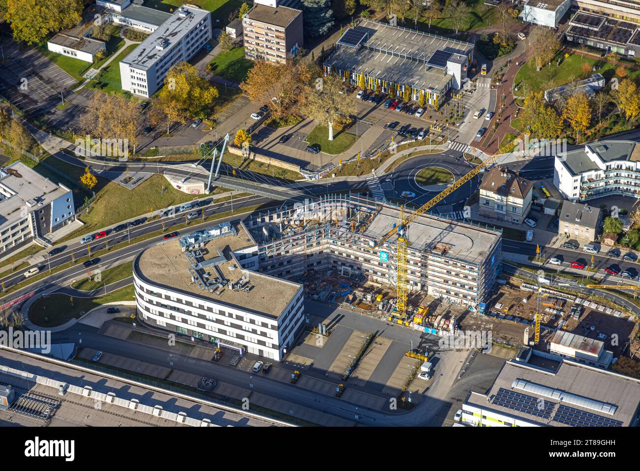 Luftaufnahme, Ärztezentrum Pferdebachstraße mit Baustelle und Neubau, neuer Verkehrskreis und neuer Rheinischer Esel Radwegebrücke o Stockfoto