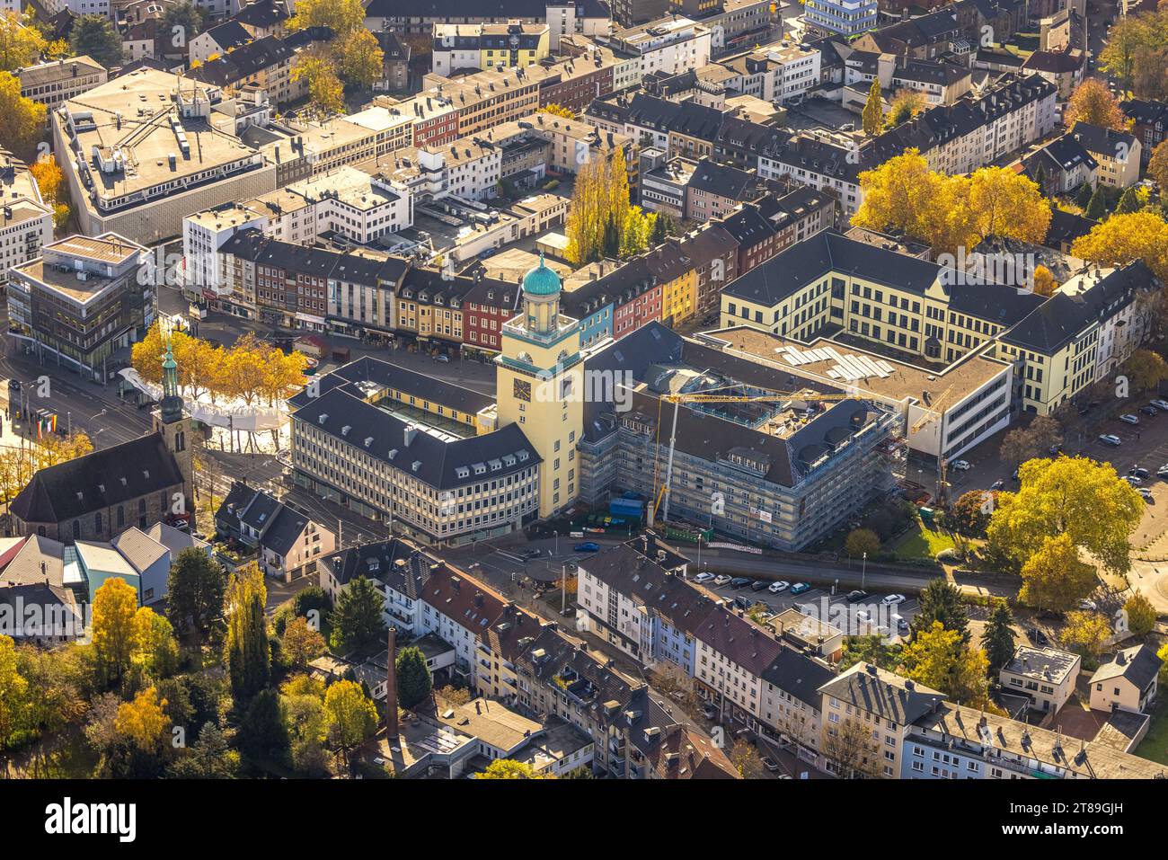 Luftansicht, Rathaus Witten und Baustellengerüst mit renoviertem Nordflügel, städtisches Schiller-Gymnasium und Wohnsiedlung, Witten, R Stockfoto