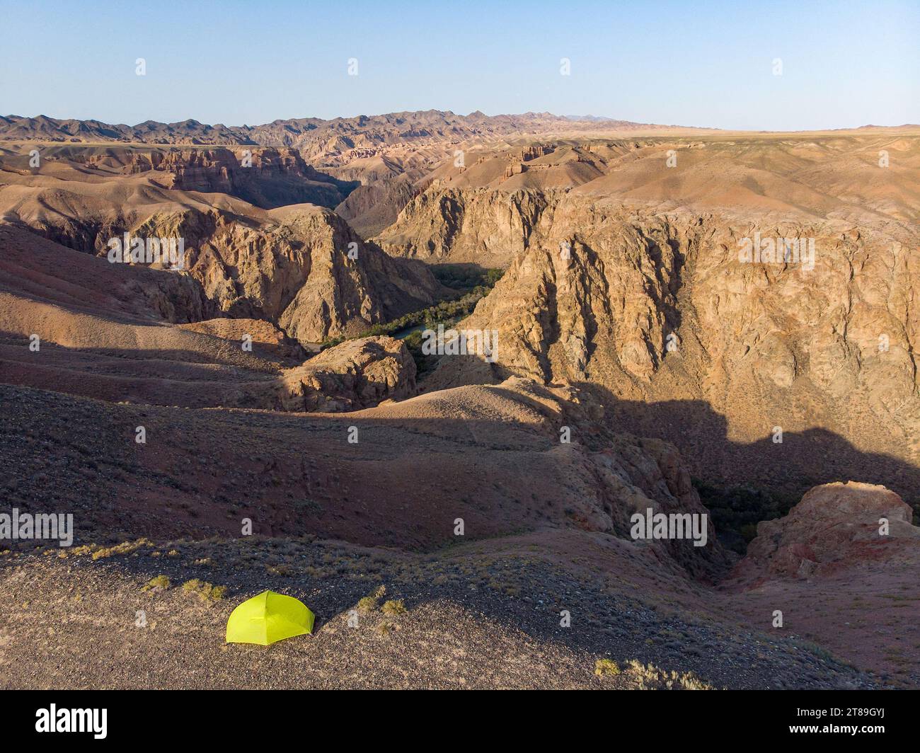 Zelt mit Blick auf den Charyn Canyon. Die roten Gesteinsformationen entstanden durch Erosion über Millionen von Jahren. Eine kleine Nachbildung des Grand Canyon der USA Stockfoto