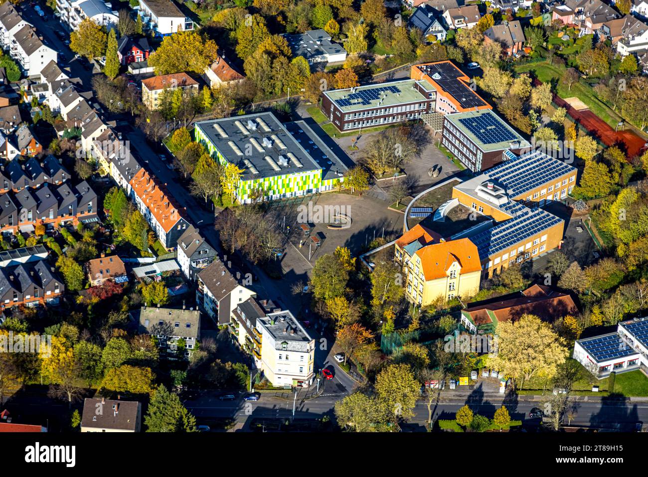 Luftansicht, Husemann Gesamtschule mit Sporthalle, Wohnsiedlung Holzkampstraße, Annen, Wohngebiet, Witten, Ruhrgebiet, Nordrhein-Wir Stockfoto