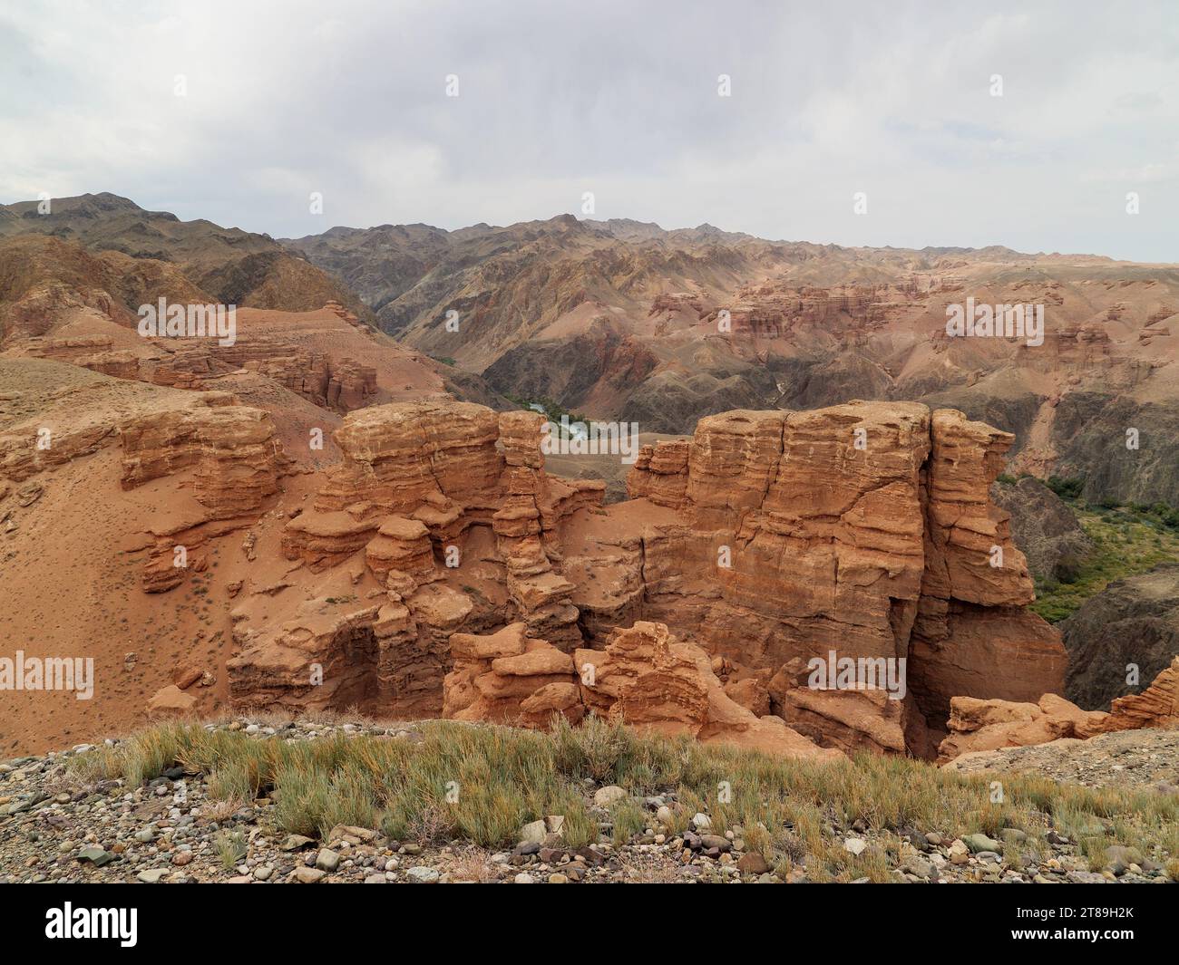 Charyn Canyon Nationalpark. Die Straße entlang des Bodens des Tal der Schlösser. Rote Gesteinsformationen entstanden durch Erosion über Millionen von euch Stockfoto