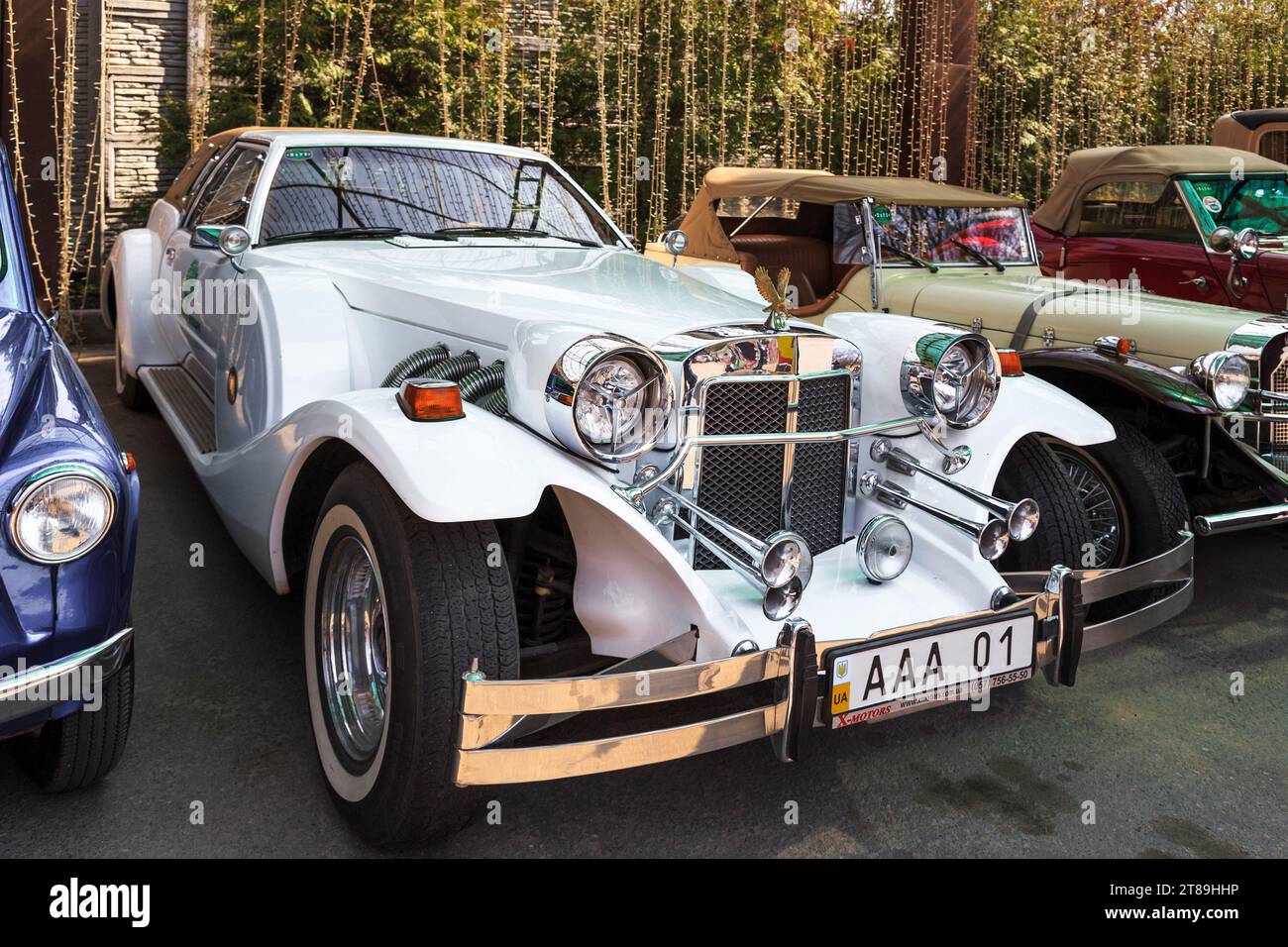 CHARKOW, UKRAINE - 18. APRIL 2019: Das ist ein modernes Auto im neoklassizistischen Stil der USA Zimmer Golden Spirit. Stockfoto