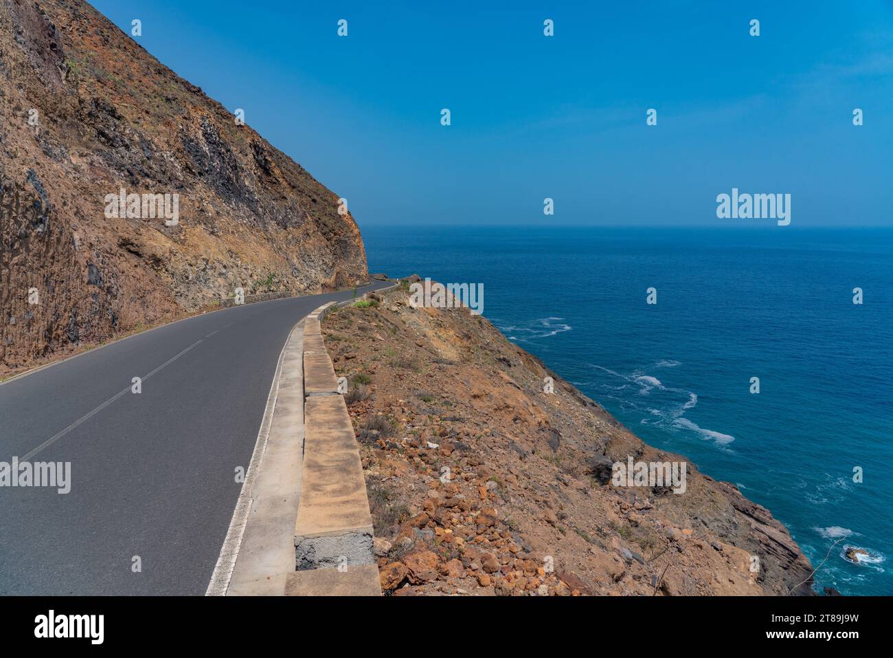 Straße durch die Küste am Atlantik von Santo Antao, Kapverdische Inseln Stockfoto