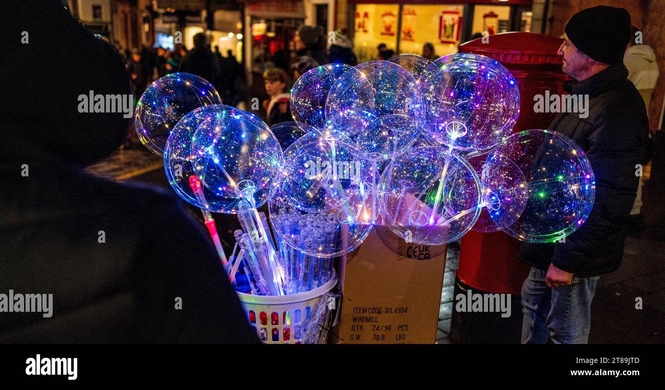 Ballonverkäufer auf einem Straßenmarkt in Lanark, Schottland Stockfoto