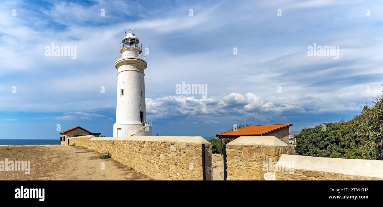 Weißer Leuchtturm vor dem Hintergrund eines wunderschönen Himmels in der Stadt Paphos (Zypern) Stockfoto