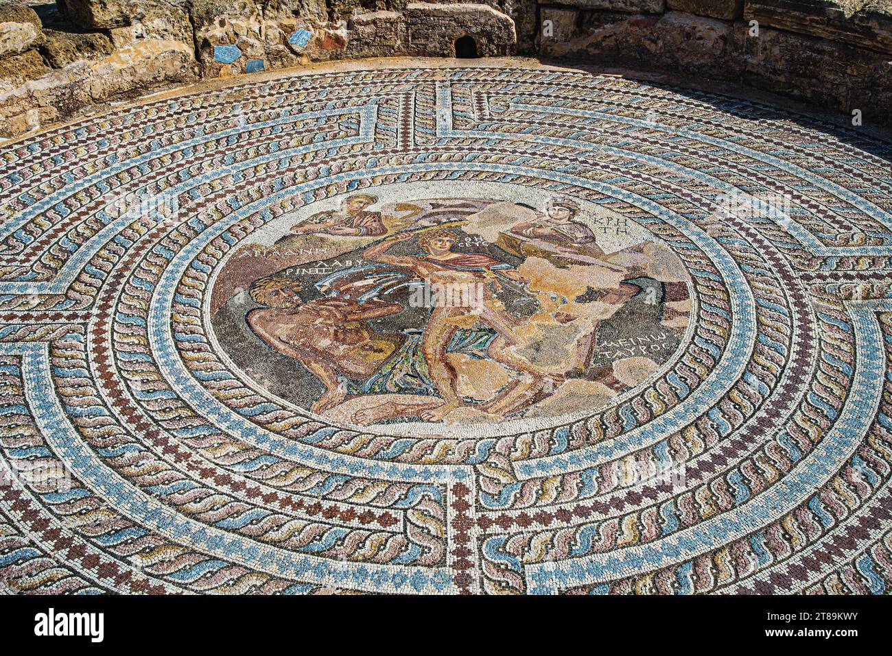 Mosaikbild des Duells zwischen Theseus und dem Minotaur. Haus des Theseus. Paphos Archäologischer Park. Zypern. Stockfoto