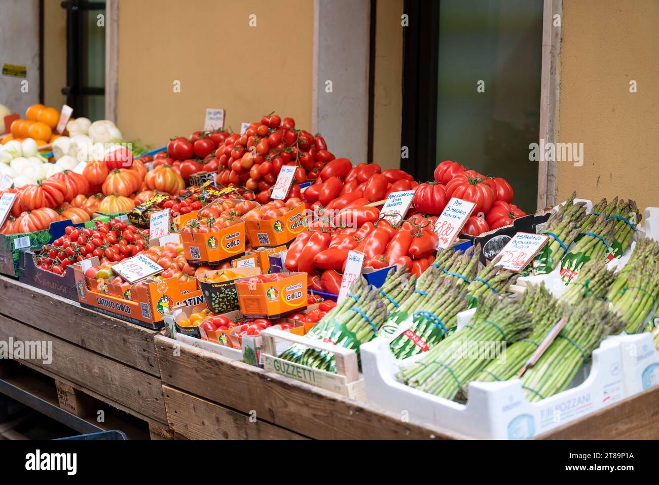 Bologna, Emilia-Romagna Italien. Ein Marktstand mit Obst und Gemüse, reichlich Tomaten Stockfoto