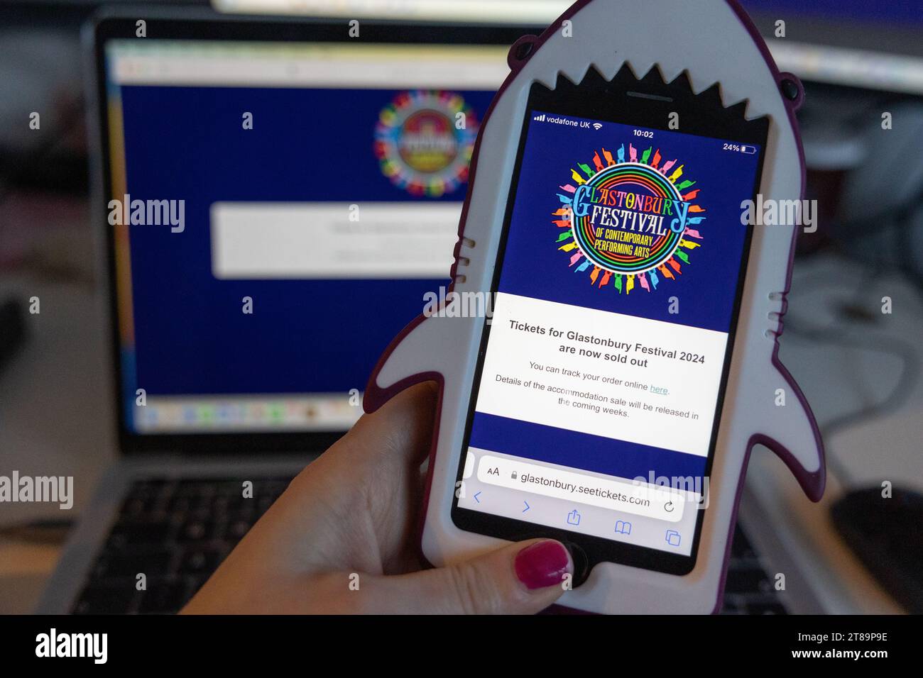 London, Großbritannien. November 2023. Eine Nachricht über den Ticketlink für das Glastonbury Festival 2024, da die Tickets für das Festival innerhalb einer Stunde nach dem Verkauf um 9:00 Uhr ausverkauft waren. Quelle: Katie Collins/Alamy Live News Stockfoto