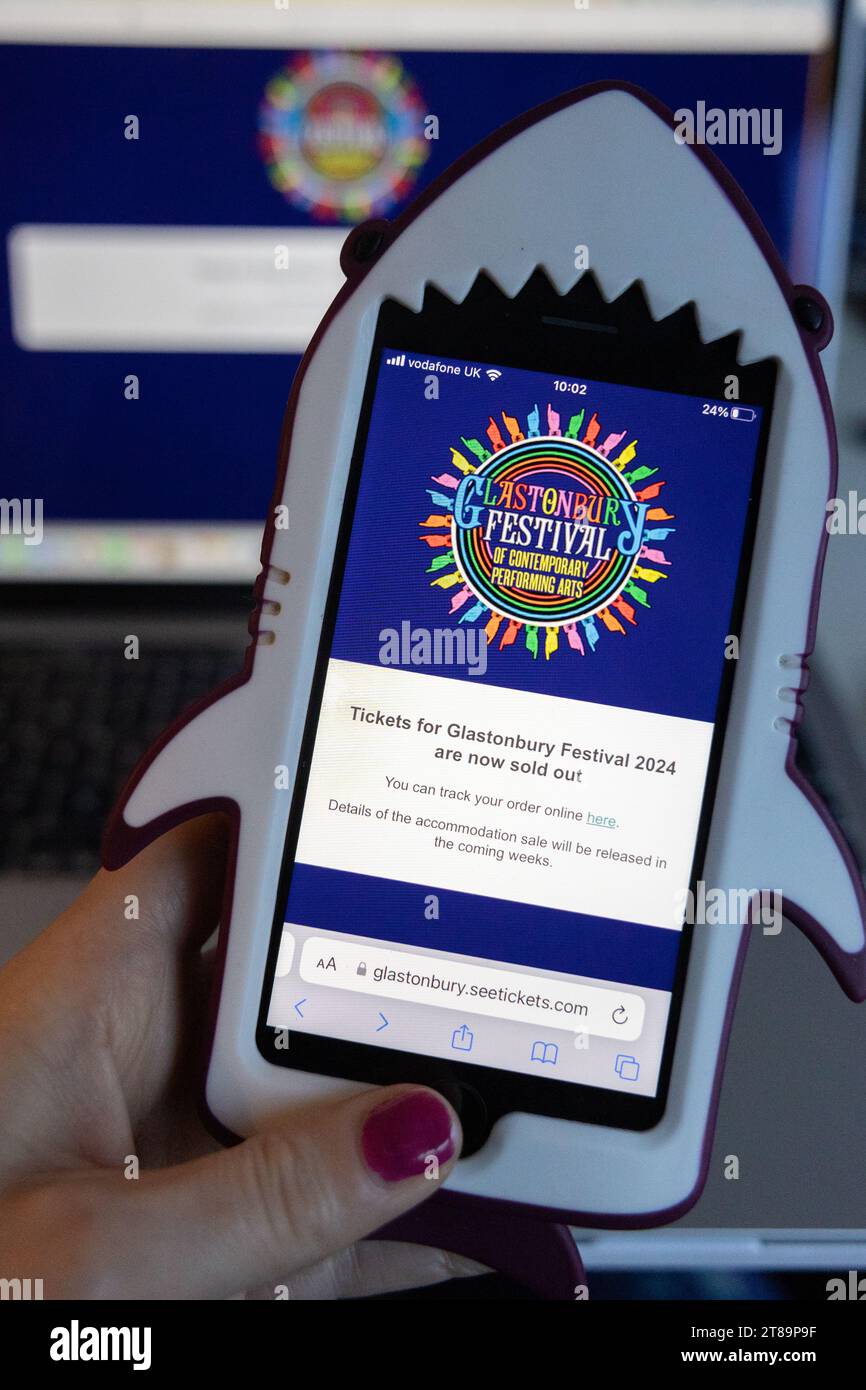 London, Großbritannien. November 2023. Eine Nachricht über den Ticketlink für das Glastonbury Festival 2024, da die Tickets für das Festival innerhalb einer Stunde nach dem Verkauf um 9:00 Uhr ausverkauft waren. Quelle: Katie Collins/Alamy Live News Stockfoto