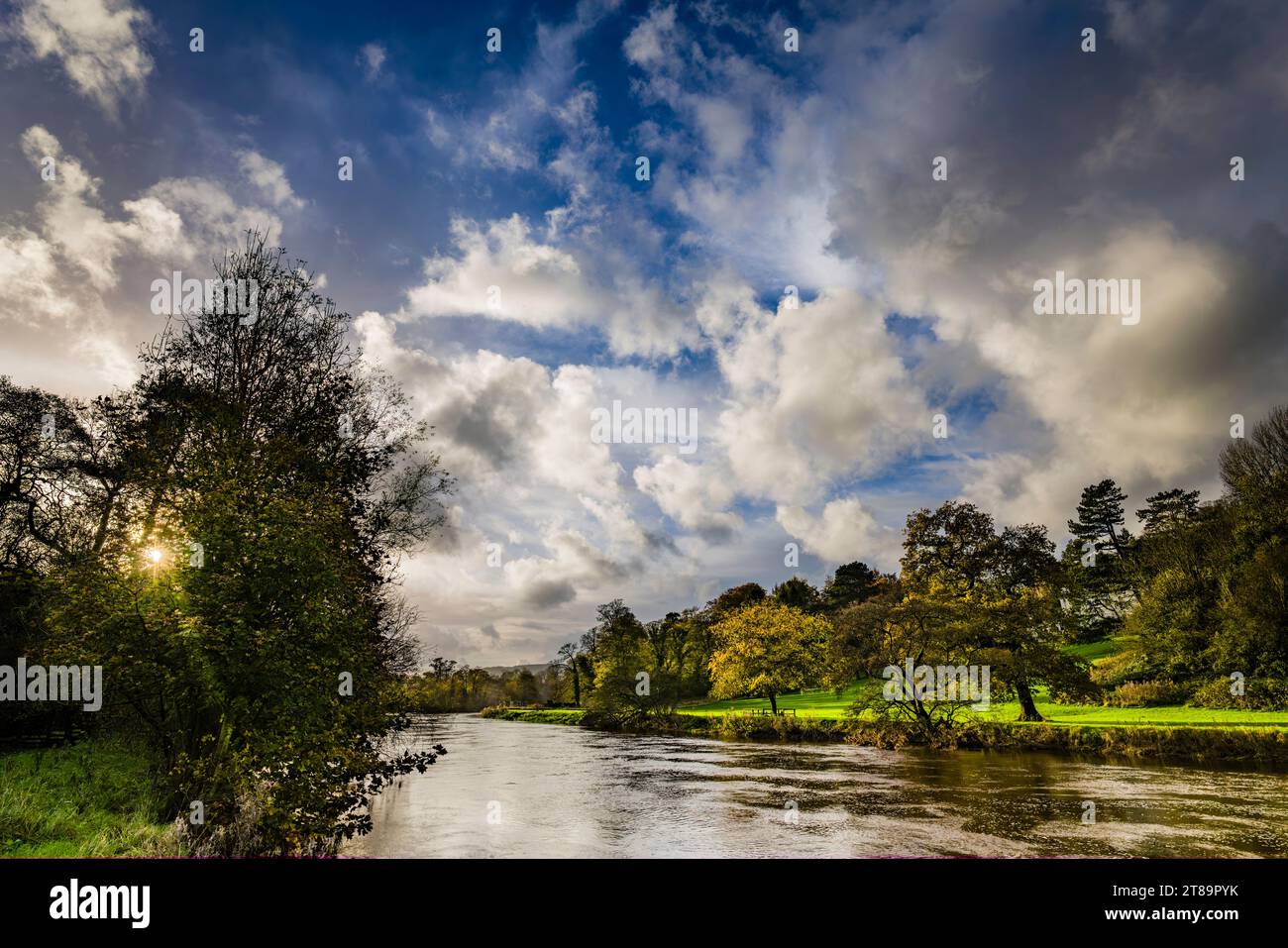 Der Fluss Ribble liegt auf hoher Höhe, wenn er an Clitheroe, Lancashire, Großbritannien, vorbeifließt. Stockfoto