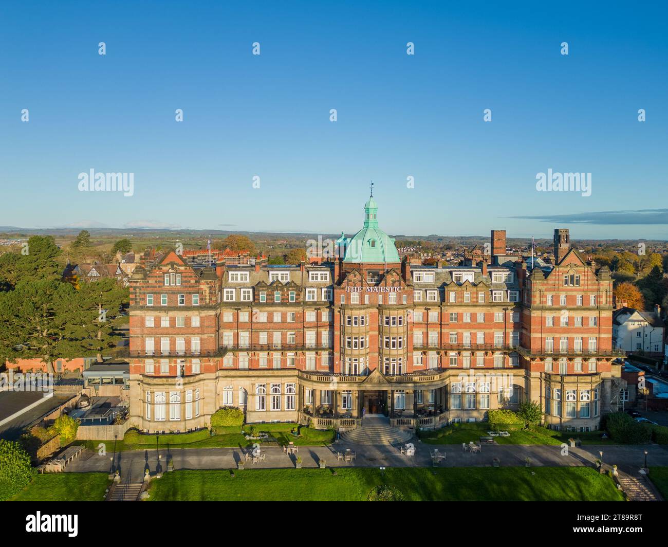 Harrogate, Yorkshire Vereinigtes Königreich. Blick aus der Vogelperspektive auf das Majestic Hotel Harrogate North Yorkshire. Historisches Hotel in der Kurstadt Stockfoto