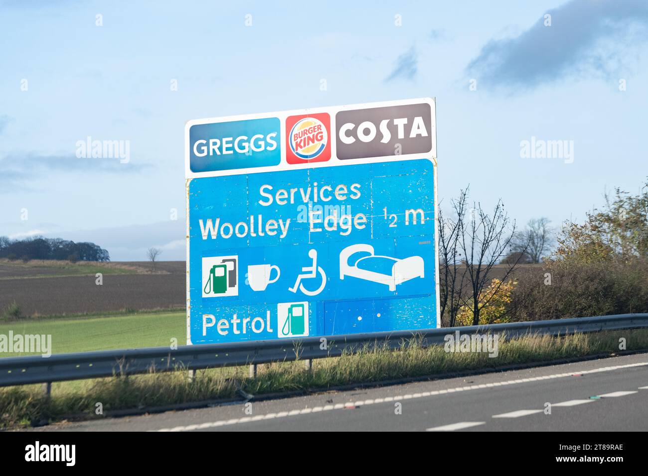 Woolley Edge Northbound Services-Schild, Autobahn M1 zwischen den Anschlussstellen 38 und 39, England, Großbritannien Stockfoto