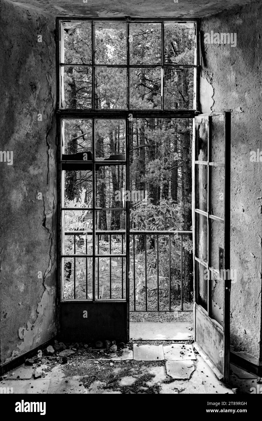 Die offene Tür des verlassenen Berengaria Hotels. Troodos. (Zypern) Stockfoto