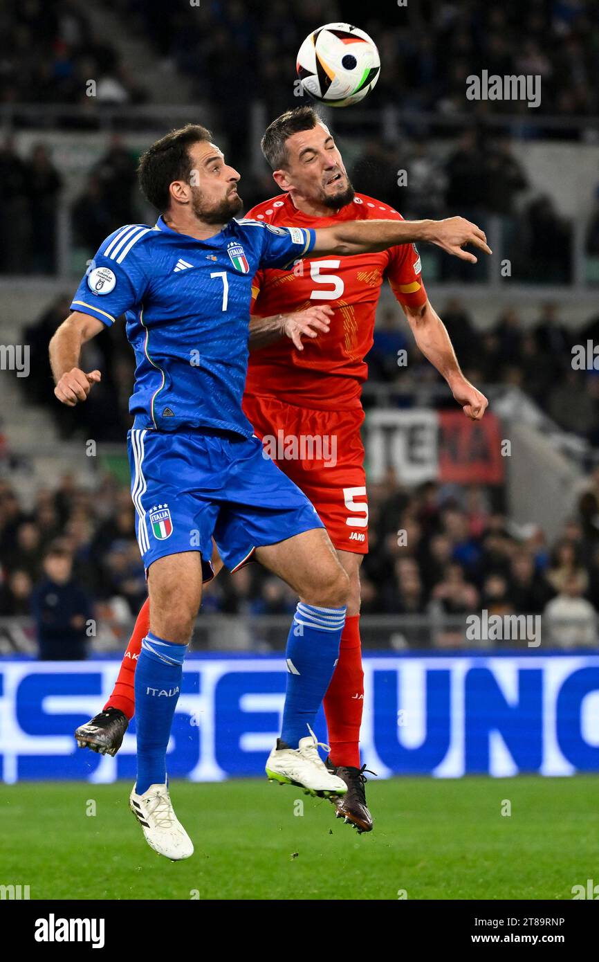 Bonaventura (Italien) und Arijan Ademi (Nordmazedonien) treten