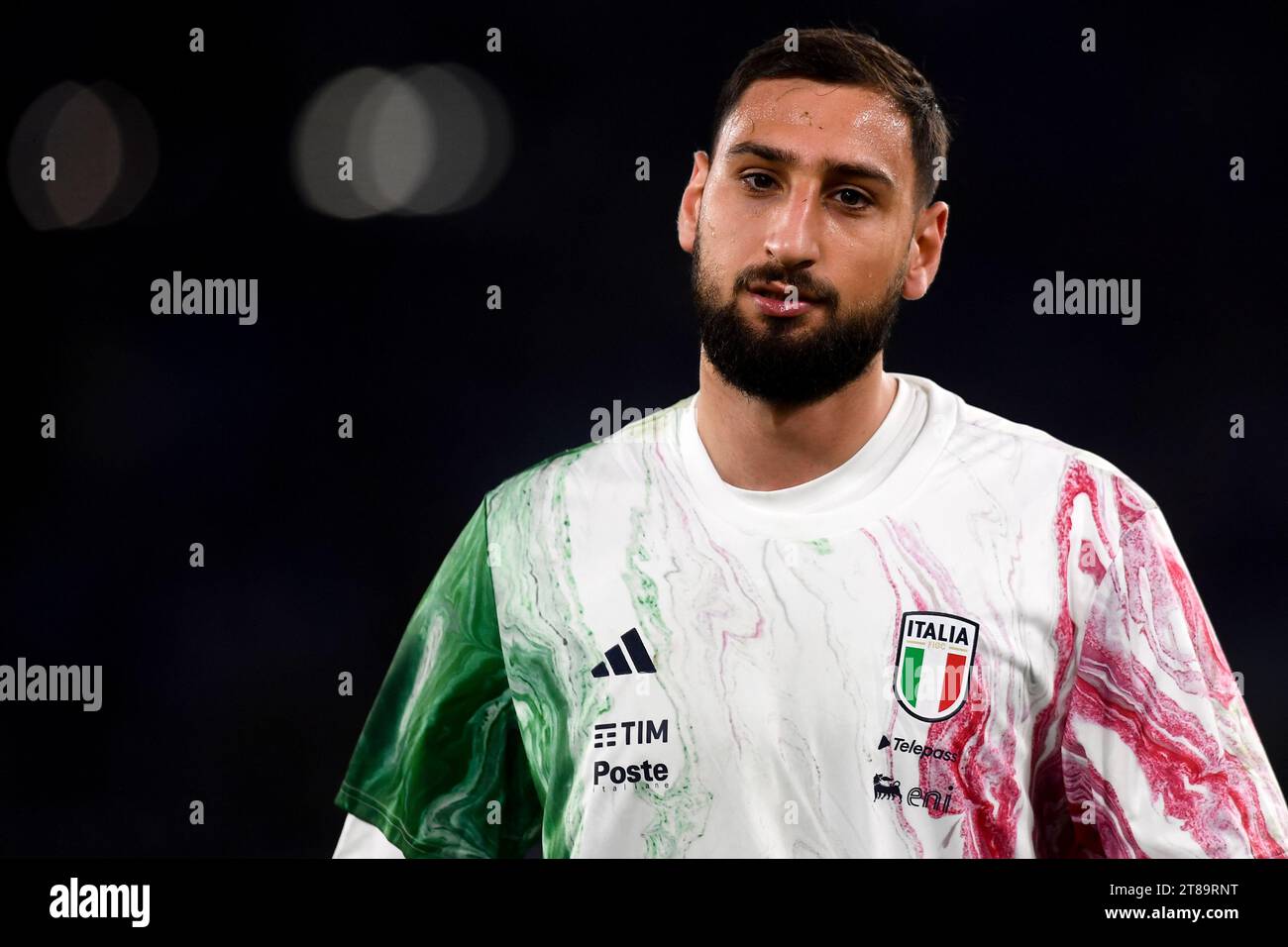 Gianluigi Donnarumma aus Italien zieht sich während des Gruppenspiels ...