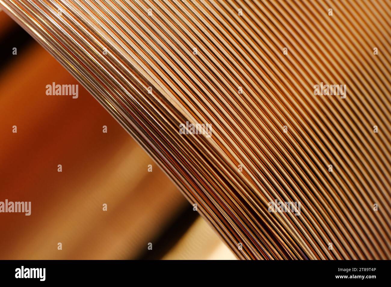 Rolle aus Kupferdraht, Nahaufnahme, abstrakter industrieller Hintergrund Stockfoto