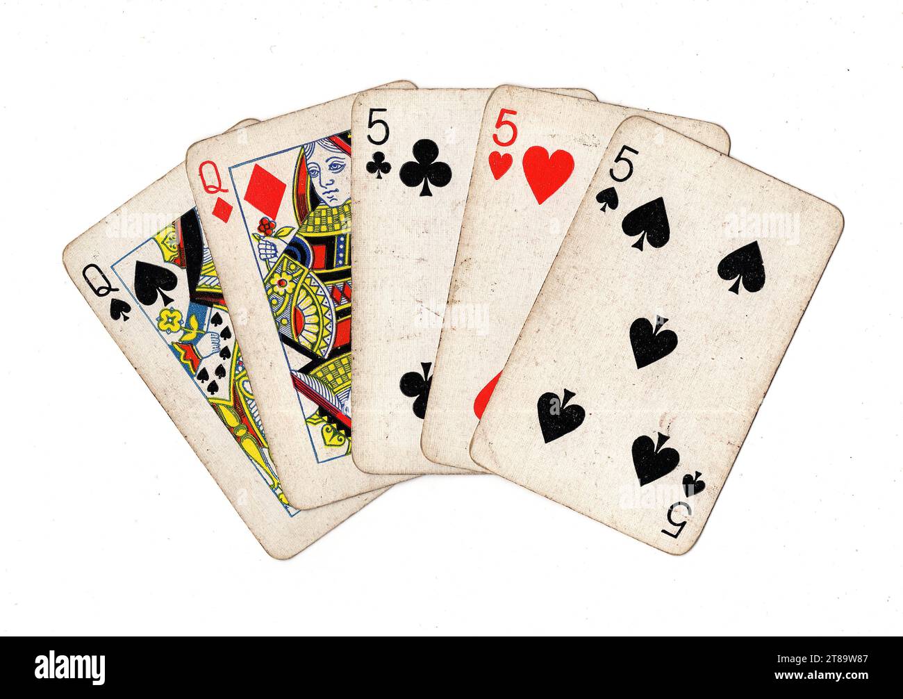 Eine Pokerhand mit alten Spielkarten, die ein volles Haus aus fünf und Königinnen mit weißem Hintergrund zeigen. Stockfoto
