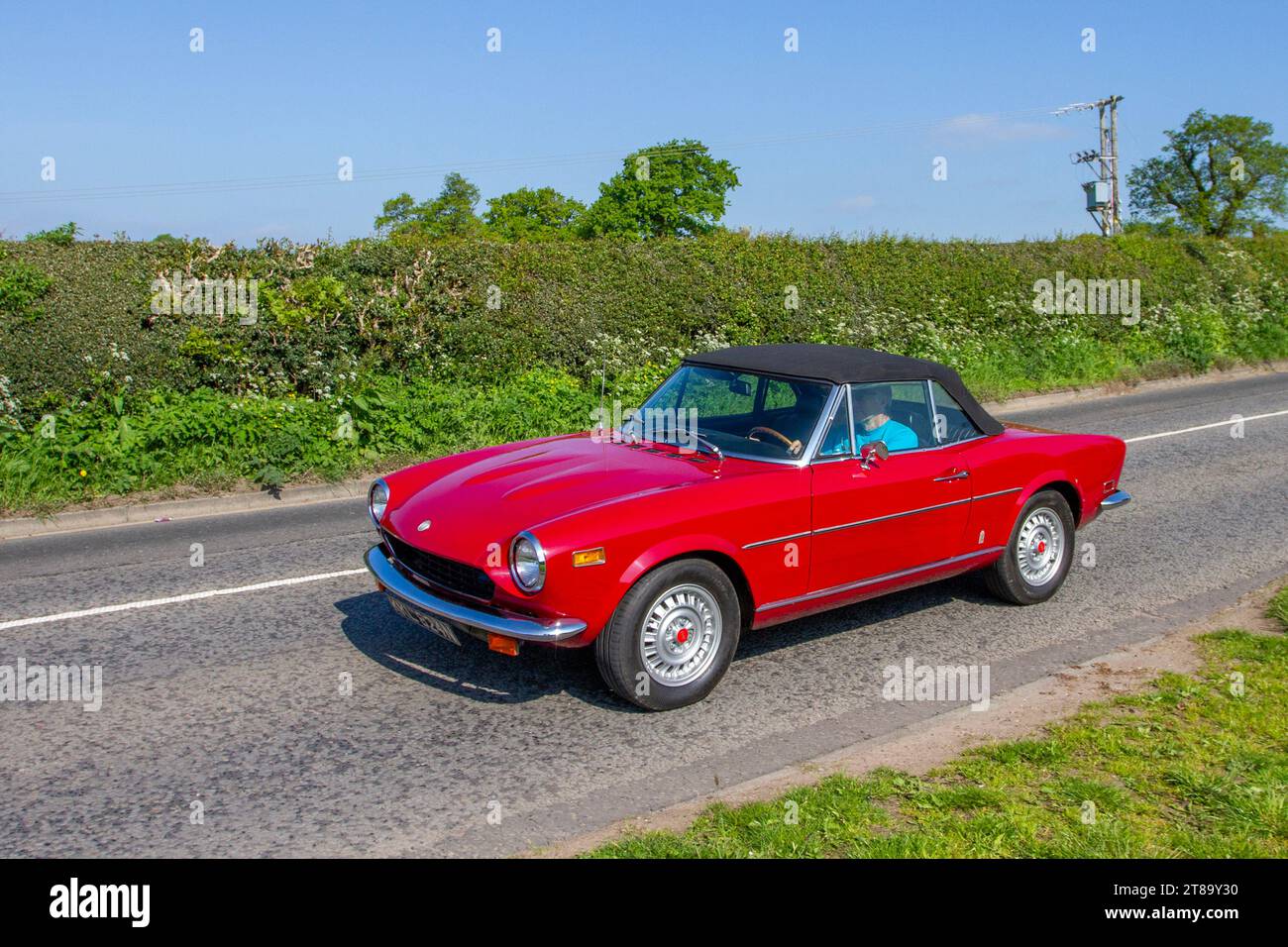 1975 70er Jahre Red Fiat 124 Benzinmotor 1800 ccm; Oldtimer restaurierte klassische Motoren, Autosammler, Autofahrer und historische Veteranen, die in Cheshire, Großbritannien, unterwegs sind Stockfoto