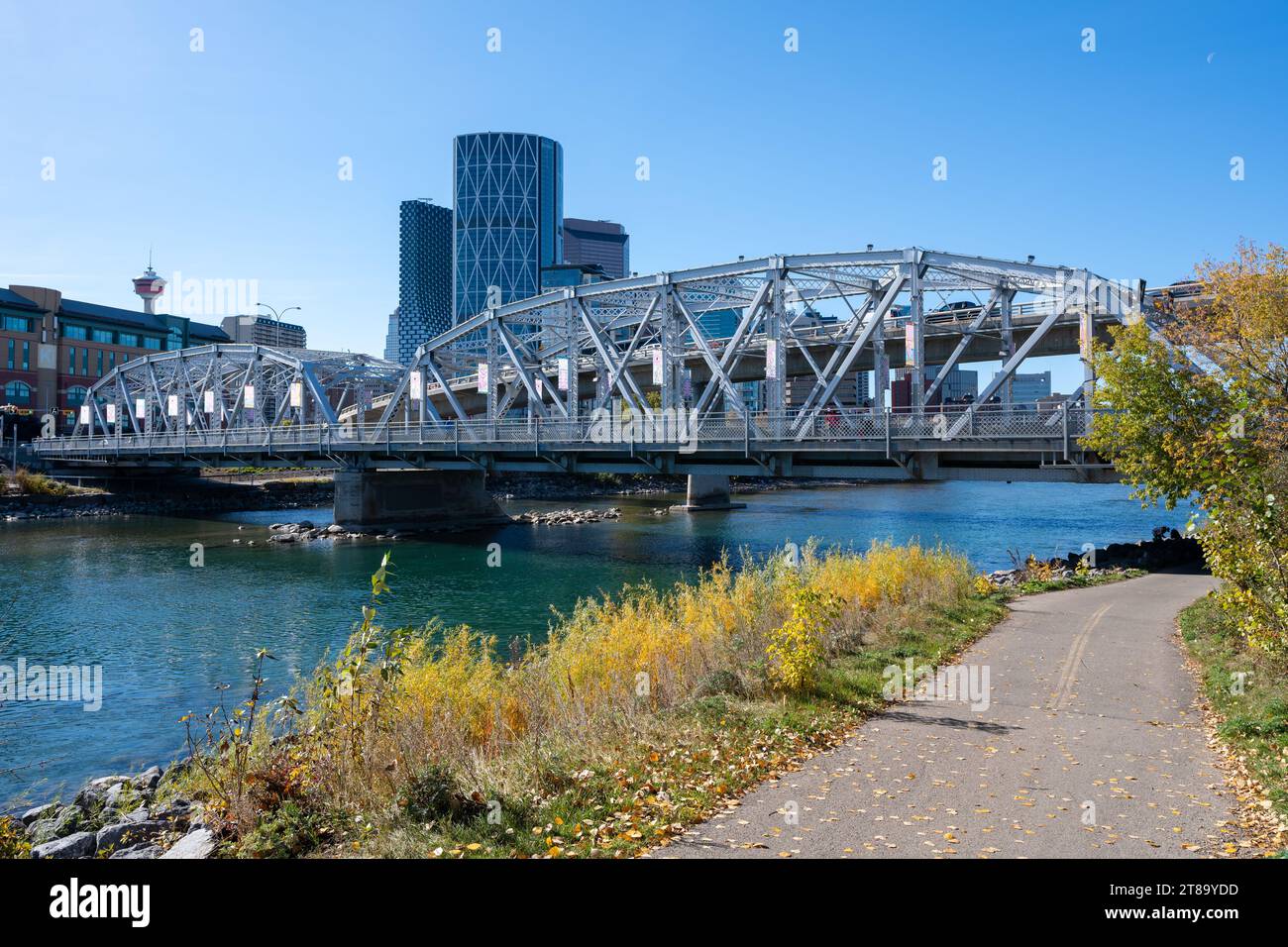 Calgary, Alberta, Kanada - 8. Oktober 2023: Reconciliation Bridge ( Langevin Bridge ) und Bow River Pathway. Downtown Calgary. Stockfoto