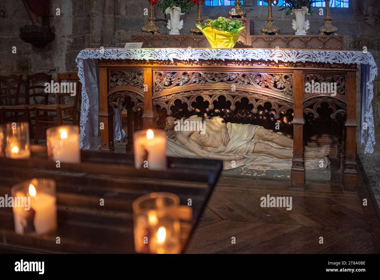 Innenansicht eines Grabbilds an der Kathedrale Saint-Tugdual von Treguier. Ohne Leute Stockfoto