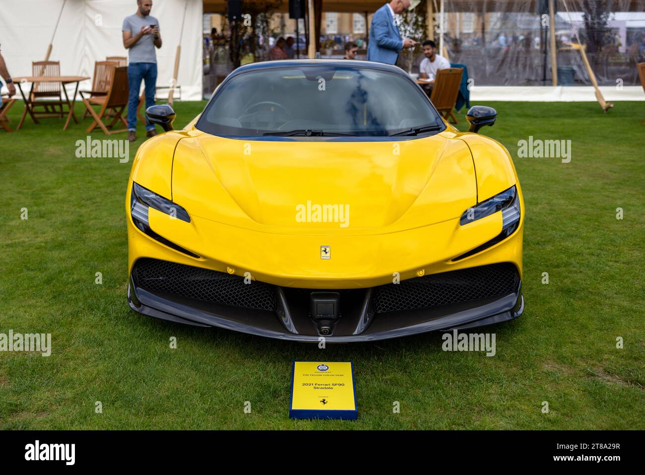 2021 Ferrari SF90 Stradale, ausgestellt auf der Salon Privé Concours d’Elégance Motorshow im Blenheim Palace. Stockfoto