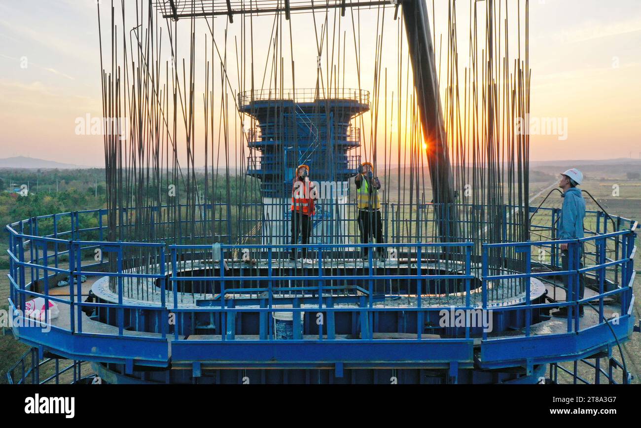 CHUZHOU, CHINA - 19. NOVEMBER 2023 - Bauarbeiter beschleunigen die Bauarbeiten auf der Baustelle der neuen Hochgeschwindigkeitsbahn Shanghai-Nanjing Stockfoto