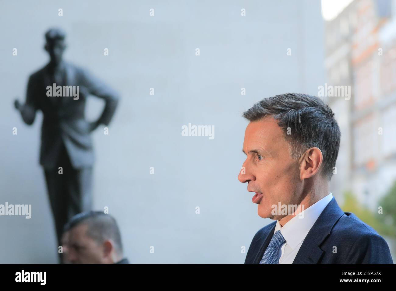 London, Großbritannien. November 2023. Jeremy Hunt, Kanzler des Finanzministeriums, mit der George Orwell Statue im Hintergrund, bei der BBC für die Sonntagmorgen-Show mit Laura Kuenssberg, wird draußen interviewt. Am Mittwoch wird Hunt dem Parlament seinen mit Spannung erwarteten Herbst-Haushalt vorlegen. Quelle: Imageplotter/Alamy Live News Stockfoto