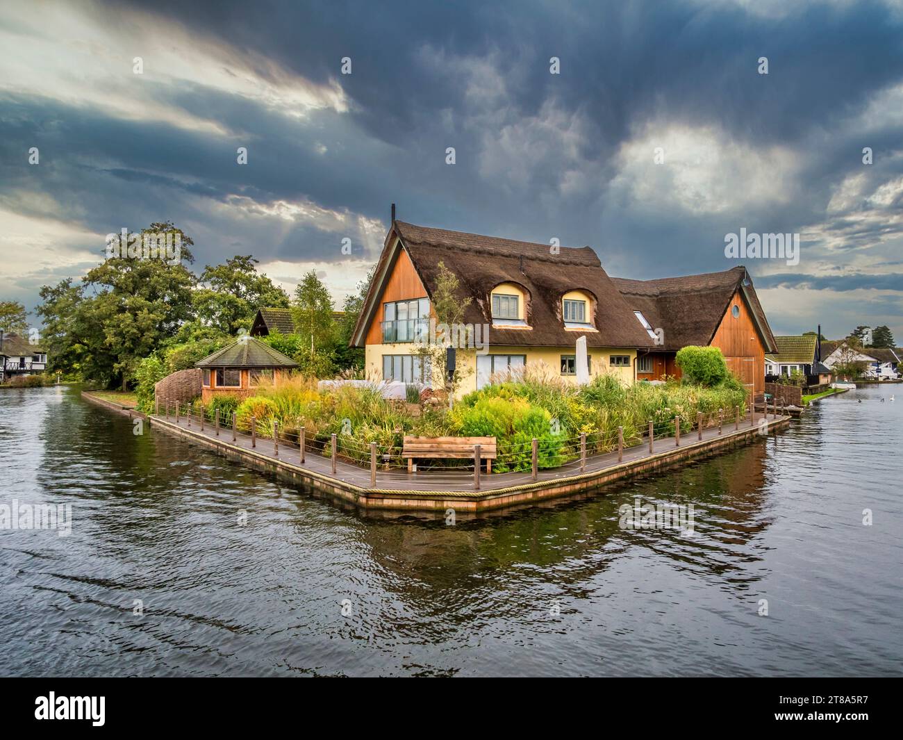 Das Bild ist von sehr teuren Immobilien, die sich an den Wroxham Broads in der Nähe der Norfolk Stadt Wroxham an den Norfolk Broads Binnenwasserstraßen befinden Stockfoto