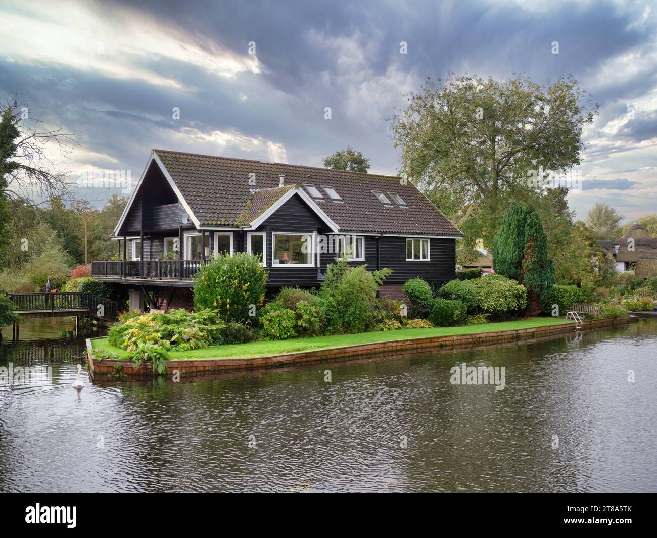 Das Bild ist von sehr teuren Immobilien, die sich an den Wroxham Broads in der Nähe der Norfolk Stadt Wroxham an den Norfolk Broads Binnenwasserstraßen befinden Stockfoto