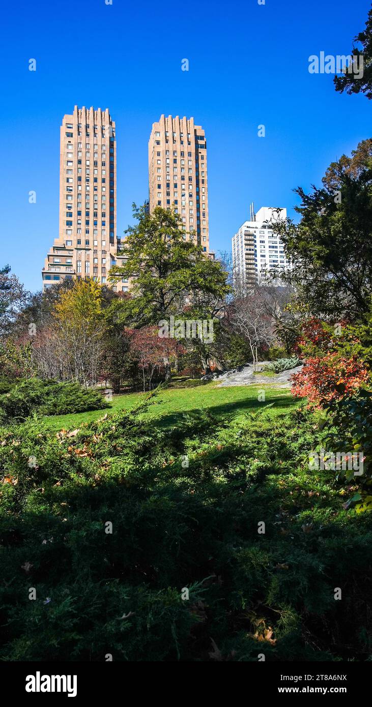 NEW YORK, NY, USA - 16. NOVEMBER 2023: Blick auf die majestätischen Apartments vom Central Park in Strawberry Fields Stockfoto