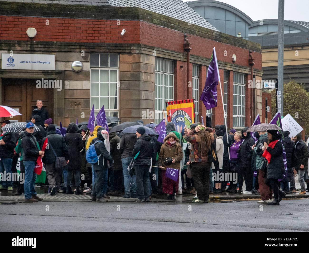 Glasgow, Schottland, Großbritannien. 18. November 2023: Demonstranten versammeln sich in Glasgow Green, um einen Waffenstillstand in Gaza zu unterstützen. Stockfoto