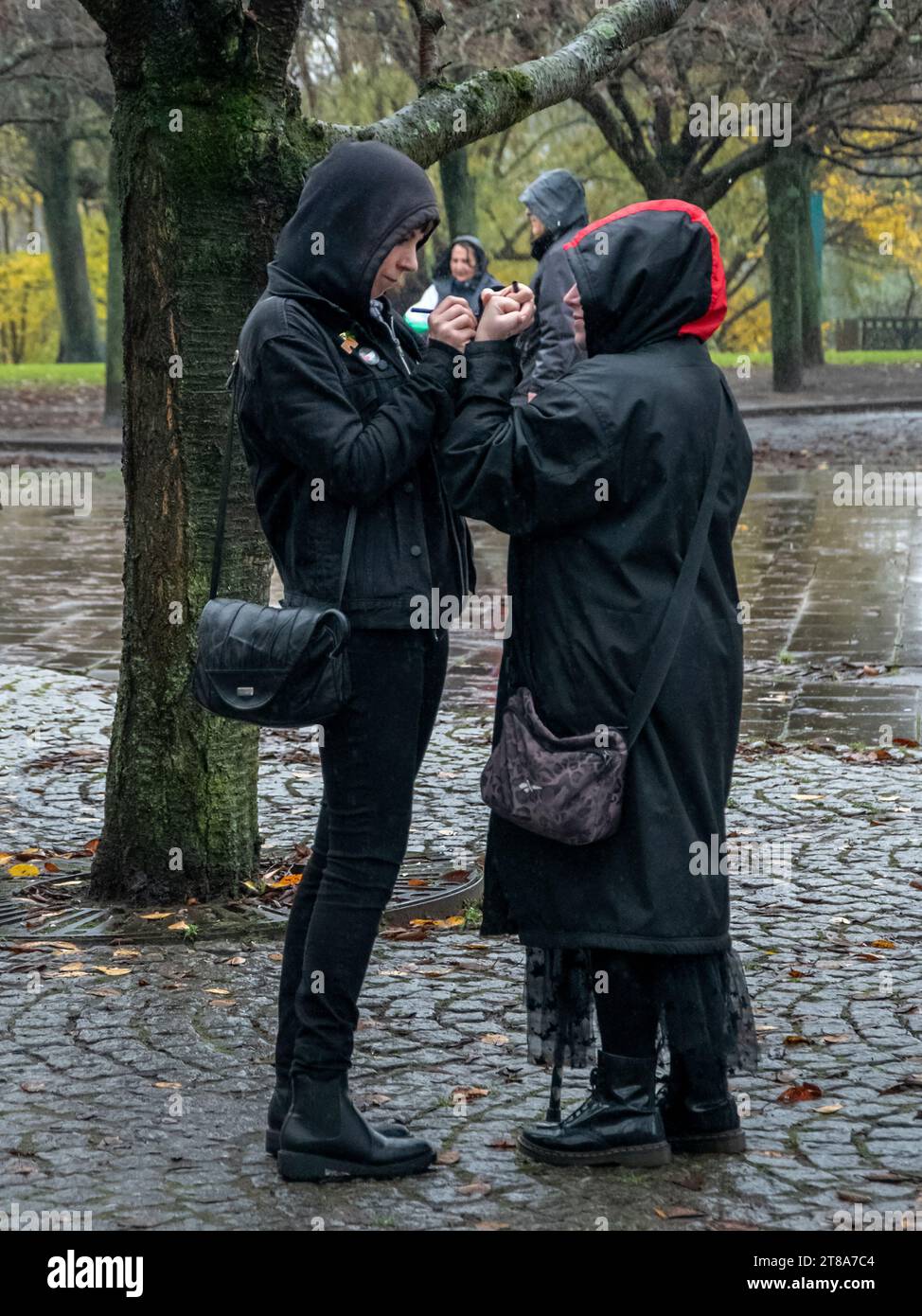 Glasgow, Schottland, Großbritannien. 18. November 2023: Demonstranten versammeln sich in Glasgow Green, um einen Waffenstillstand in Gaza zu unterstützen. Stockfoto