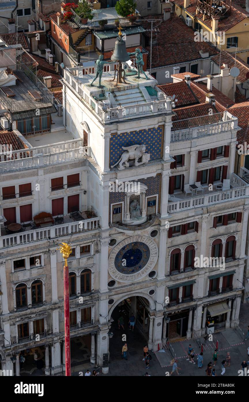 Auf dem Dach des Renaissance Torre dell Orologio aus dem Jahr 1493, auch bekannt als St. Marks Uhrenturm oder der Mauren Uhrenturm sind zwei Bronzestuppen KN Stockfoto
