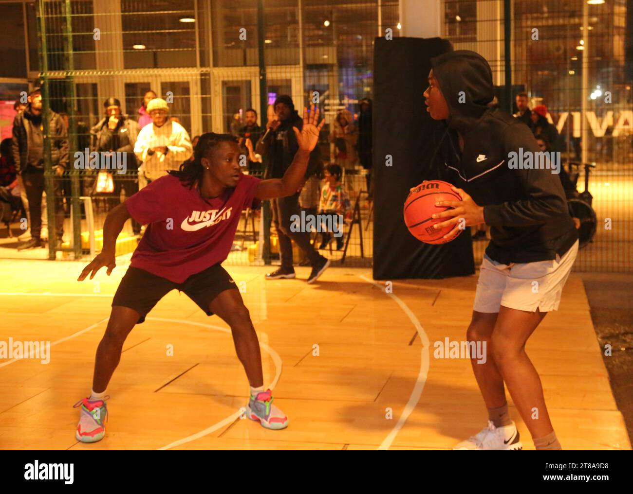 Manchester England Großbritannien 18. November 2023 Aviva Studios alias Factory International Showcase von lokalen Talenten über eine Street Culture Showcase – Basketball Aviva Studios ist das neue permanente Zuhause von Factory International. Die Aviva Studios sind ein kreatives Zentrum in Manchester, in dem verschiedene Veranstaltungen und Ausstellungen stattfinden, von Live-Shows bis zu Kunstinstallationen. ©Ged Noonan/Alamy Stockfoto