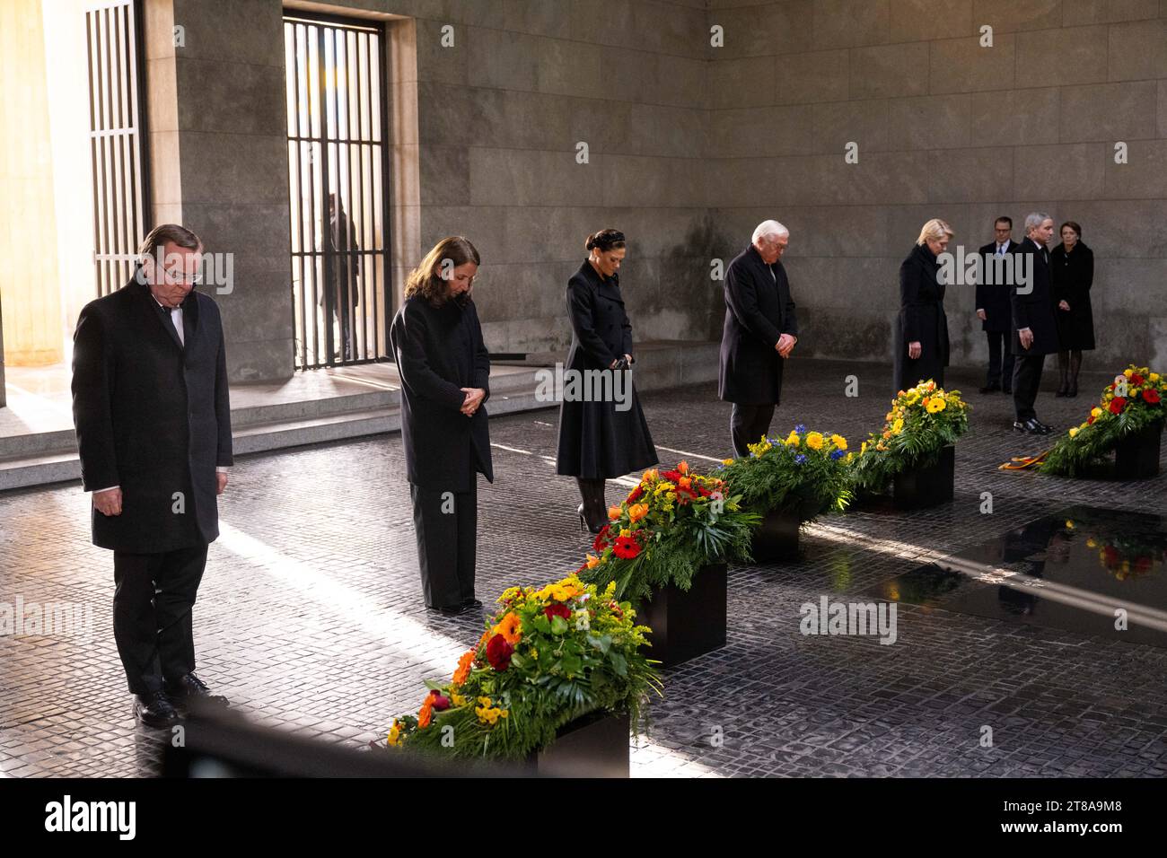 Berlin, Deutschland. November 2023. Boris Pistorius (SPD, l-r), Bundesverteidigungsminister Aydan Özoguz, Vizepräsident des Deutschen Bundestages, Kronprinzessin Victoria von Schweden, Bundespräsident Frank-Walter Steinmeier, Manuela Schwesig (SPD), Ministerpräsidentin Mecklenburg-Vorpommerns, und Stephan Harbarth, Präsident des Bundesverfassungsgerichts, steht bei der Kranzniederlegung zum Gedenktag an der zentralen Gedenkstätte der Bundesrepublik Deutschland für die Opfer von Krieg und Tyrannei. Quelle: Christophe Gateau/dpa/Alamy Live News Stockfoto