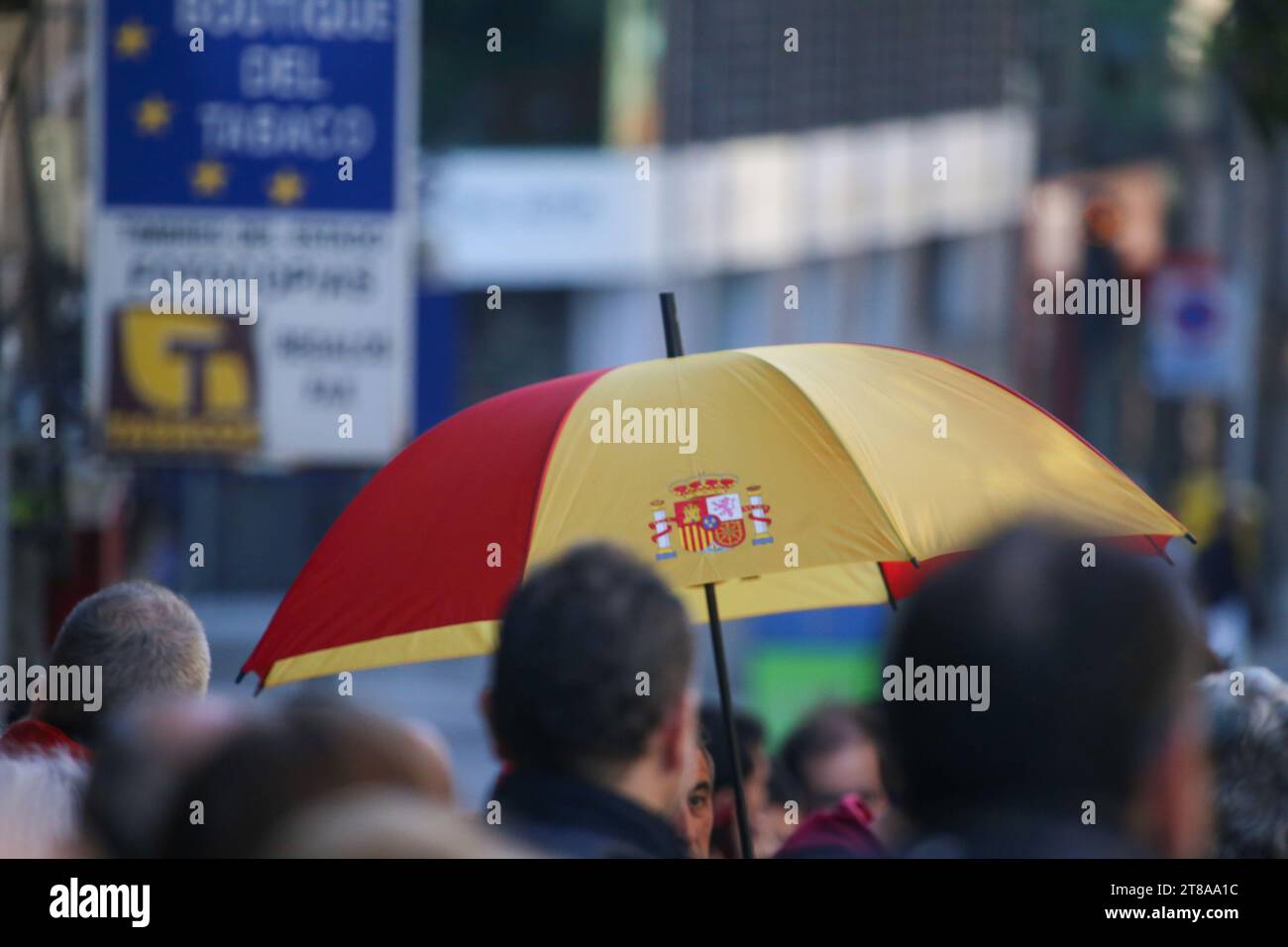 Oviedo, Spanien, 19. November 2023: Ein Mann hält einen spanischen Schirm während des Stop the Coup! Rallye am 19. November 2023 in Oviedo, Spanien. Quelle: Alberto Brevers / Alamy Live News. Stockfoto