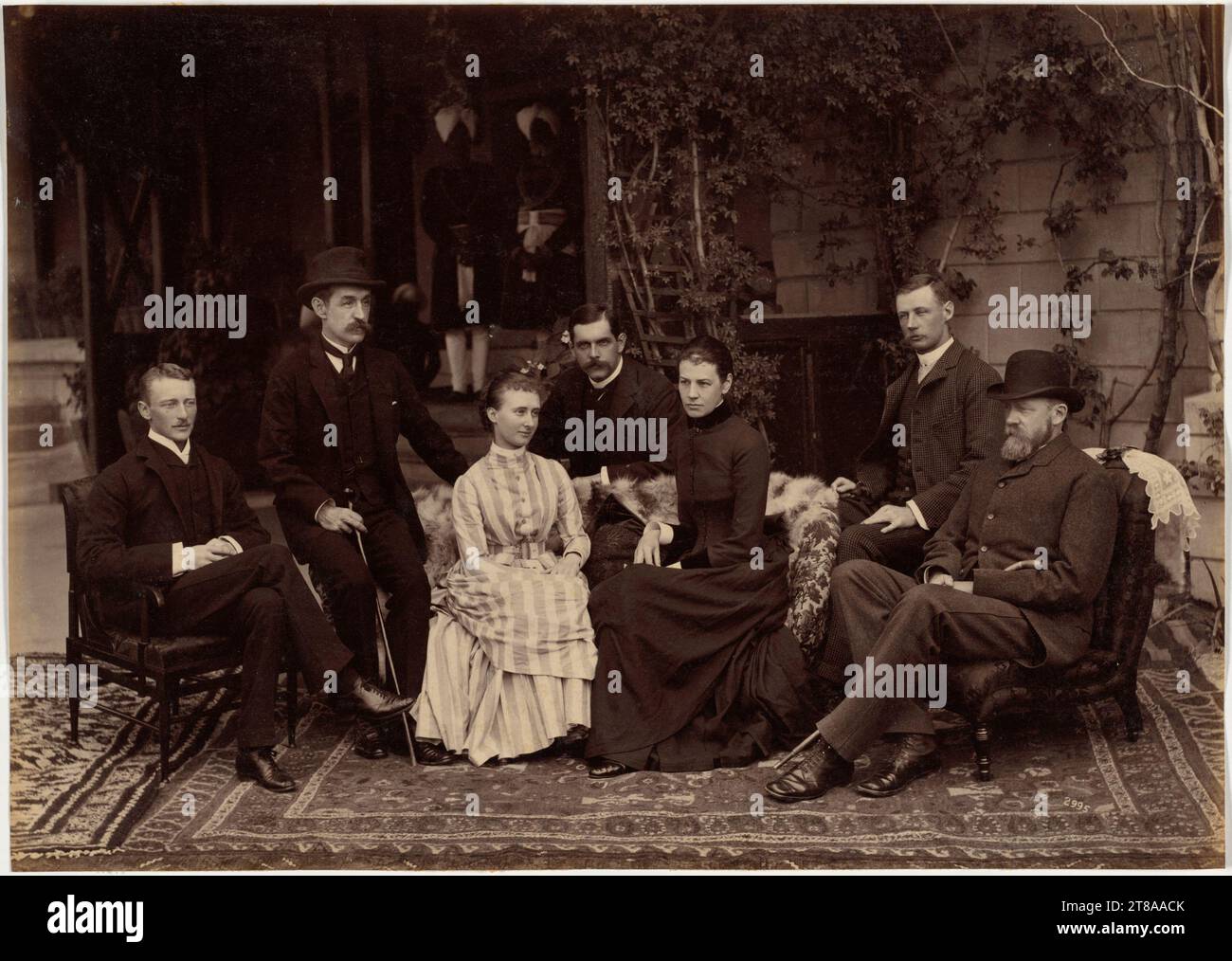 Dieses Foto erinnert an ein Familientreffen der Lyalls. 1887 wurde James Lyall (1838–1916) (möglicherweise links) zum Vizegouverneur der Region Punjab ernannt, im selben Jahr, als sein älterer Bruder Alfred Lyall (1835–1911) (zweiter von links) als Vizegouverneur der nordwestlichen Provinzen in den Ruhestand trat. Nachdem er sich von einer schweren Krankheit erholt hatte, besuchte Alfred James in Simla. Die Frauen sind wahrscheinlich Alfreds Tochter Mary Evelina Lyall (1868–1948) (links) und „Mrs. Lyall“, möglicherweise Marias Tante, James Lyalls Frau. Deen Dayal, ein Meister bei der Inszenierung von Gruppenporträts, benutzte Symmetrie, Nähe, er Stockfoto