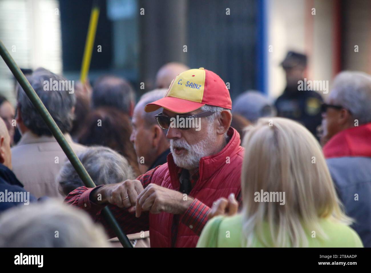 Oviedo, Spanien, 19. November 2023: Ein Mann mit einer Kappe der spanischen Flagge während des Stop the Putsches! Rallye am 19. November 2023 in Oviedo, Spanien. Quelle: Alberto Brevers / Alamy Live News. Stockfoto