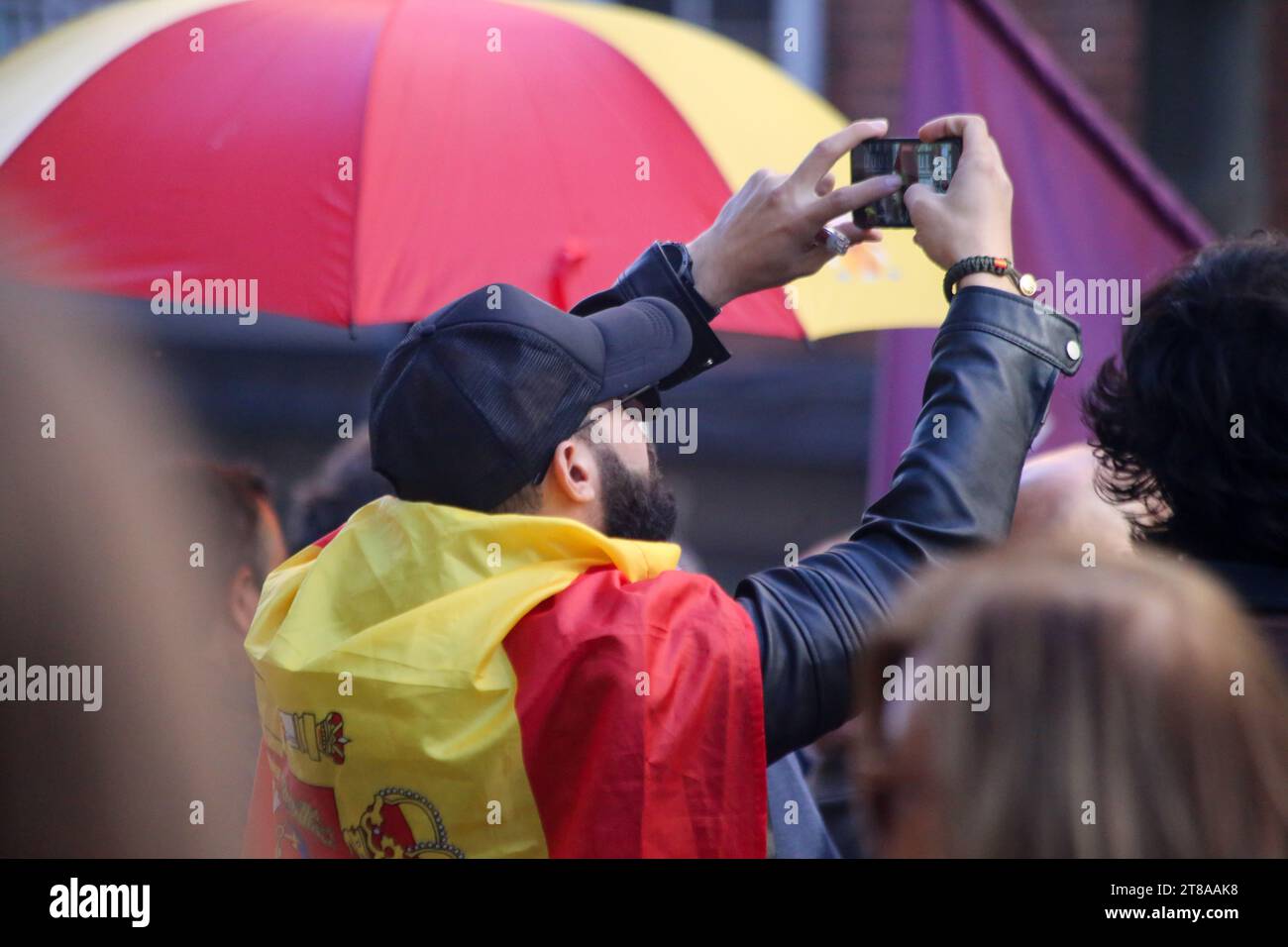 Oviedo, Spanien, 19. November 2023: Ein Junge mit der spanischen Flagge nimmt die Kundgebung während des „Let's Stop the Putsch“ auf! Rallye am 19. November 2023 in Oviedo, Spanien. Quelle: Alberto Brevers / Alamy Live News. Stockfoto