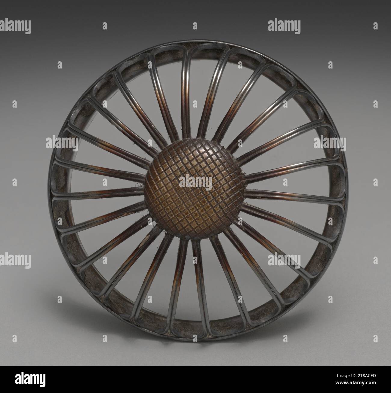 Deckel für Räucherbrenner mit Blumen und Punkten, ca. 1893–1914. Seifū Yohei III (Japanisch, 1851–1914). Silber; Stockfoto