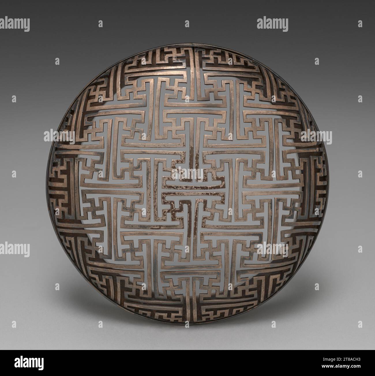 Der in Kyoto lebende japanische Keramiker Seif? Yohei III. (1851–1914) bewunderte die Glasurfarben auf chinesischem Porzellan und versuchte sie durch intensive Experimente zu replizieren. Seine grünen und cremeweißen Lasuren wurden besonders gut aufgenommen. Die Farbkombinationen mit subtilen geformten und eingearbeiteten Dekorationen in seiner Keramik reagieren kraftvoll auf Lichtänderungen und sorgen für ein dynamisches Fernseherlebnis. Die Namen der Glasuren, die in Tinte mit einem Pinsel auf den Deckeln der maßgefertigten Aufbewahrungsboxen für die Werke geschrieben wurden, weisen oft auf eine bestimmte Glasur oder ein bestimmtes Material hin, das ihn inspiriert hatte, selbst wenn das Ergebnis daraus resultierte Stockfoto