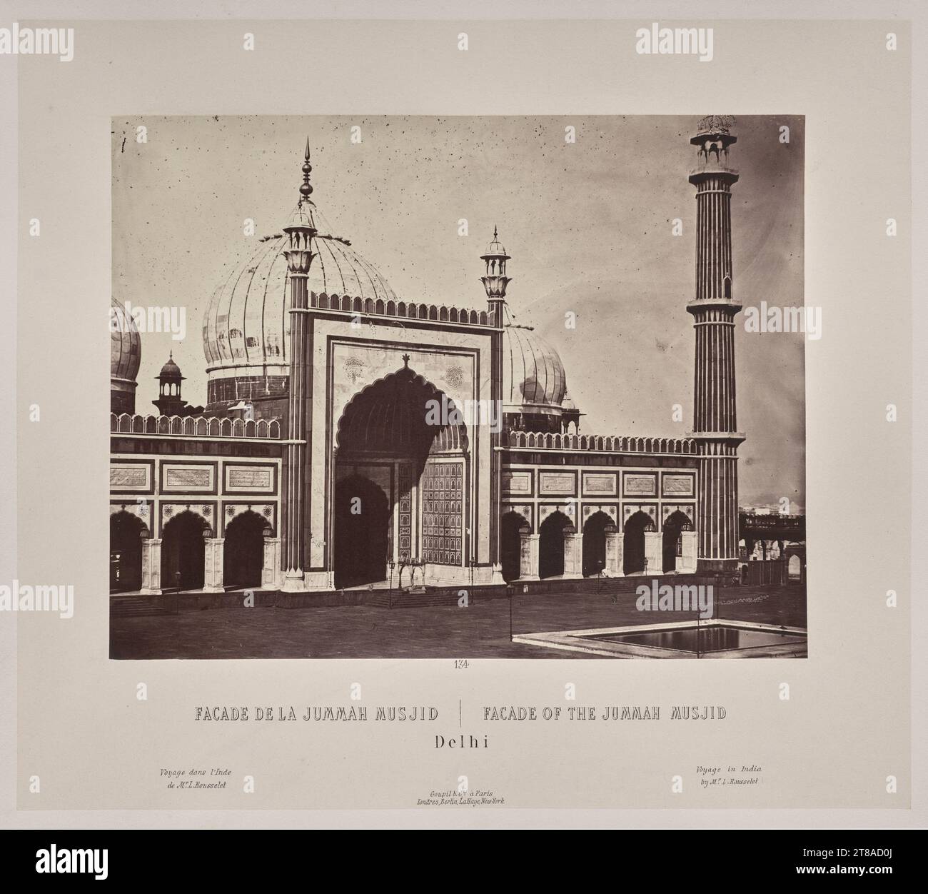 In Sorge, dass seine Zeichnungen dem Glanz der indischen Denkmäler nicht gerecht werden, lernte Rousselet in diesem Jahr in Indien Fotografie, eine bemerkenswerte Leistung. Er erwies sich als talentierter Fotograf mit einem ausgeprägten Sinn für Komposition. Die Szenen in diesem Band erstrecken sich über Orte der Sultanat-, Rajput- und Mogul-Macht im Norden Indiens, von der heiligen hinduistischen Stadt Varanasi am Ganges bis nach Alwar in Rajasthan. Ebenfalls enthalten sind mehrere Szenen der Industrie und Porträts indischer Herrscher. Indien: Fassade des Jummah Musjid, Delhi, 1865–68, veröffentlicht 1869–70. Louis-Théophile Mari Stockfoto