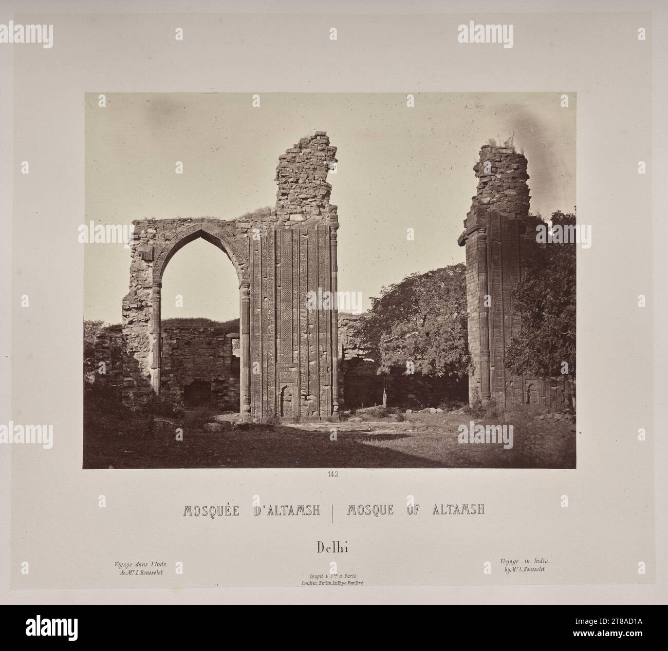 In Sorge, dass seine Zeichnungen dem Glanz der indischen Denkmäler nicht gerecht werden, lernte Rousselet in diesem Jahr in Indien Fotografie, eine bemerkenswerte Leistung. Er erwies sich als talentierter Fotograf mit einem ausgeprägten Sinn für Komposition. Die Szenen in diesem Band erstrecken sich über Orte der Sultanat-, Rajput- und Mogul-Macht im Norden Indiens, von der heiligen hinduistischen Stadt Varanasi am Ganges bis nach Alwar in Rajasthan. Ebenfalls enthalten sind mehrere Szenen der Industrie und Porträts indischer Herrscher. Indien: Moschee von Altamsh, Delhi, 1865–68, veröffentlicht 1869–70. Louis-Théophile Marie Roussele Stockfoto