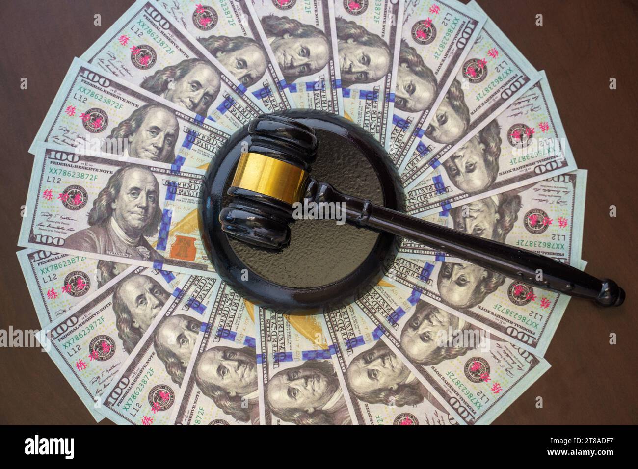 Konzeptionelles Bild für die Zahlung von Compound für die Straftat des Gerichts Stockfoto