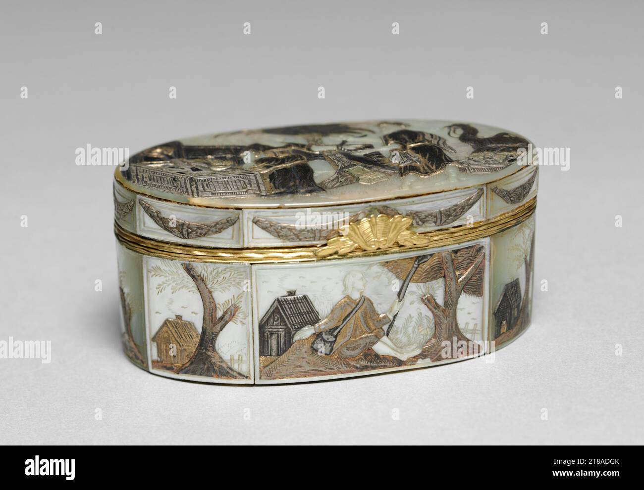 Snuff Box, 1700er–1800er Frankreich, 18. Oder 19. Jahrhundert. Perlmutt in vergoldetem Metall; insgesamt 3,9 x 8,6 x 4,5 cm (1 9/16 x 3 3/8 x 1 3/4 Zoll). Stockfoto