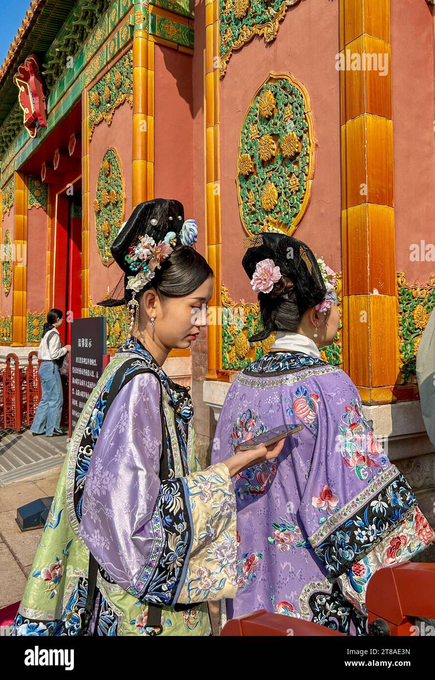 Peking, China, chinesische Touristen besuchen Stadtdenkmal, „die Verbotene Stadt“, historische Denkmäler, Frauen in traditionellen Trachten, Smartphones Stockfoto