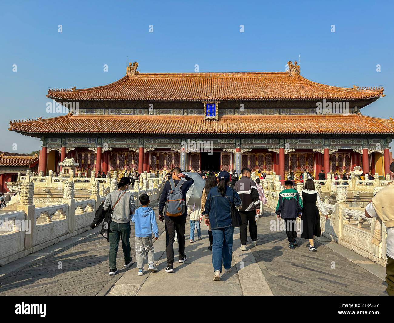 Peking, China, große Menschenmengen, chinesische Touristen, die davonlaufen, Stadtdenkmal, „die Verbotene Stadt“, historische Denkmäler, Hall-Vorherrschaft besuchen Stockfoto